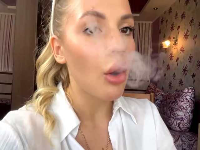 ElsyBraman live cam on BongaCams