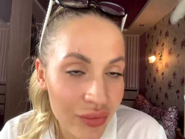 ElsyBraman live cam on BongaCams