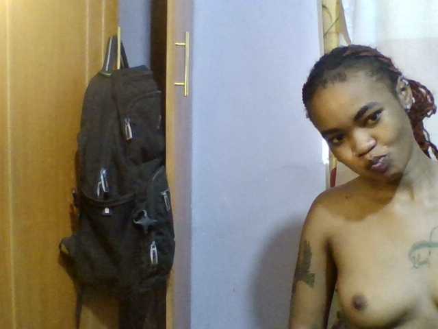Pretty-lolah live cam on BongaCams