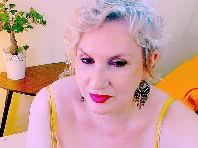 IrisMilano live cam on BongaCams