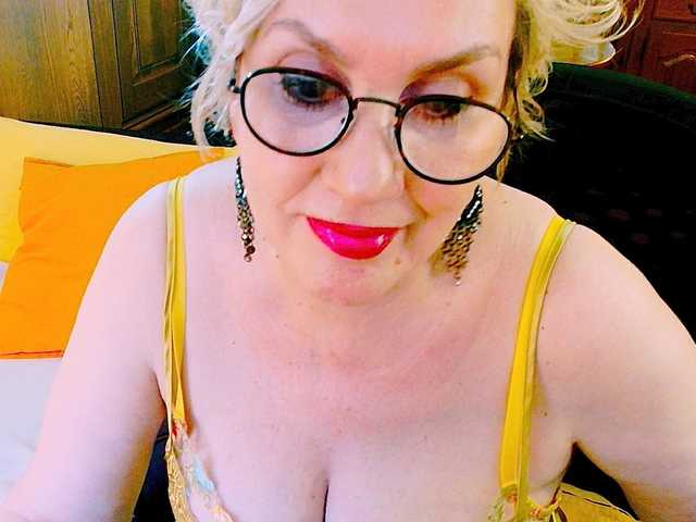 IrisMilano live cam on BongaCams