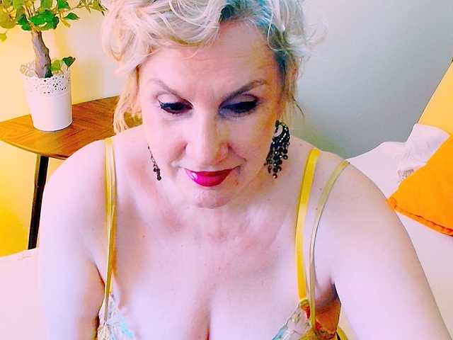IrisMilano live cam on BongaCams