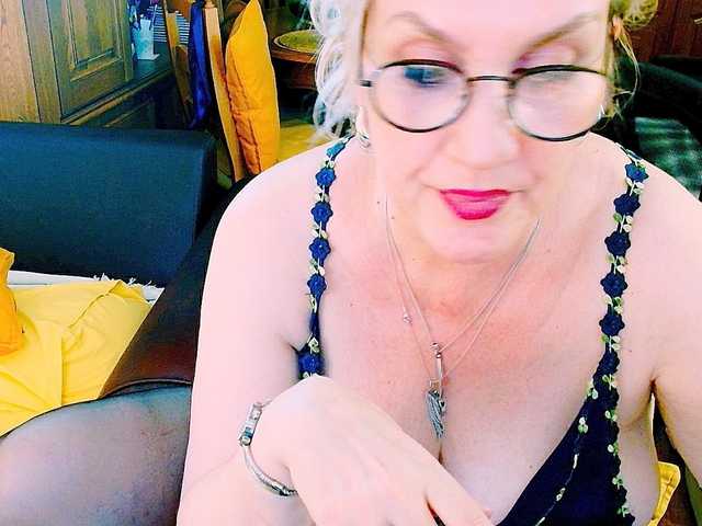 IrisMilano live cam on BongaCams