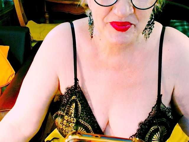 IrisMilano live cam on BongaCams