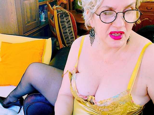 IrisMilano live cam on BongaCams
