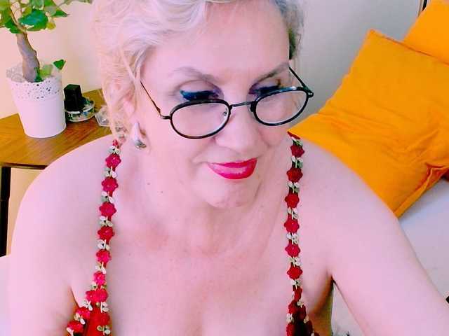 IrisMilano live cam on BongaCams