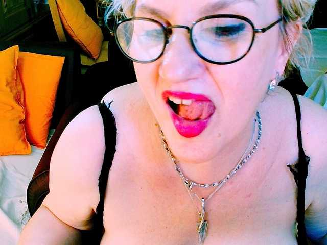 IrisMilano live cam on BongaCams