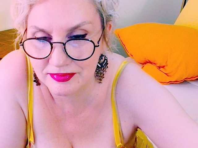 IrisMilano live cam on BongaCams