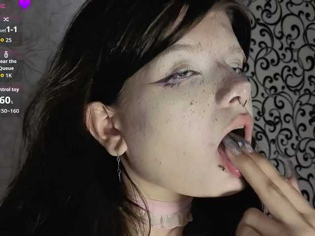 FrirenLovv live cam on BongaCams