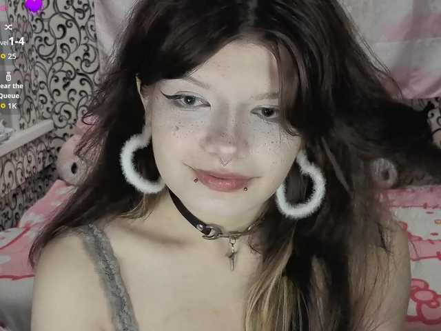 FrirenLovv live cam on BongaCams