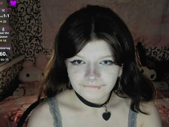 FrirenLovv live cam on BongaCams