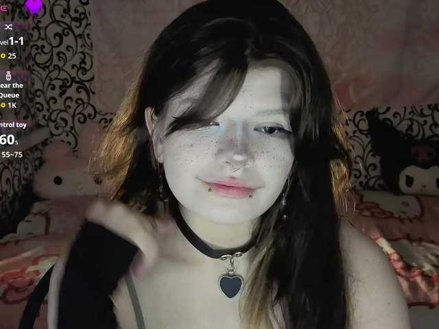 FrirenLovv live cam on BongaCams