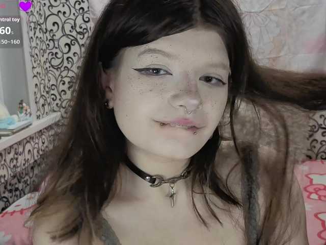 FrirenLovv live cam on BongaCams