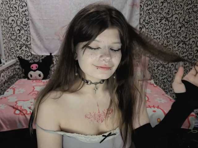 FrirenLovv live cam on BongaCams
