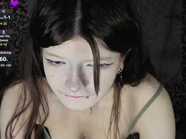 FrirenLovv live cam on BongaCams