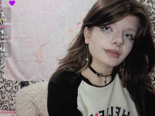 FrirenLovv live cam on BongaCams
