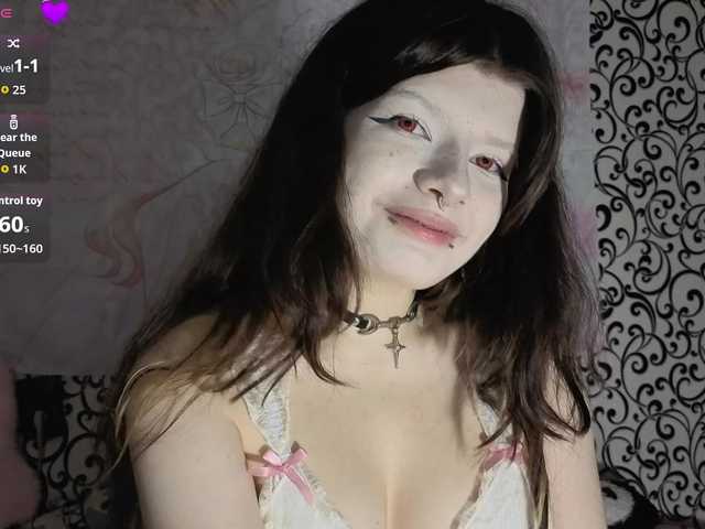 FrirenLovv live cam on BongaCams
