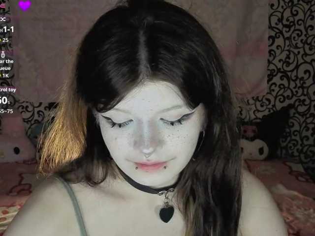 FrirenLovv live cam on BongaCams