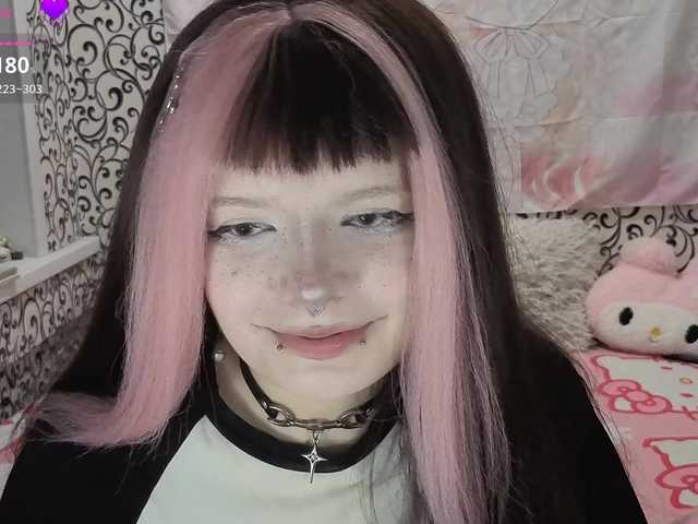 FrirenLovv live cam on BongaCams