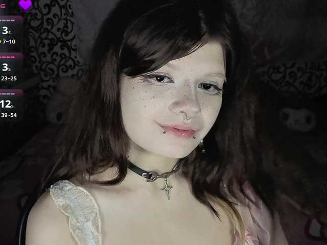 FrirenLovv live cam on BongaCams