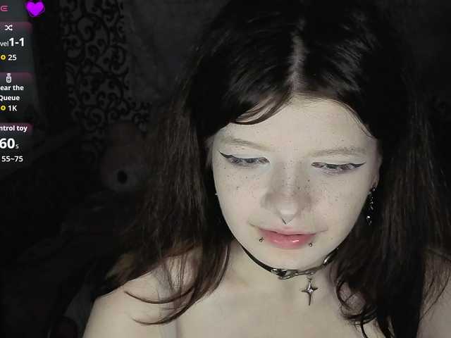 FrirenLovv live cam on BongaCams