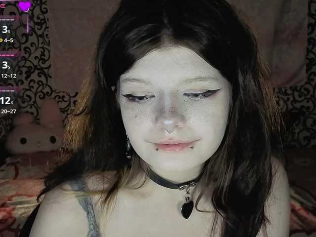 FrirenLovv live cam on BongaCams