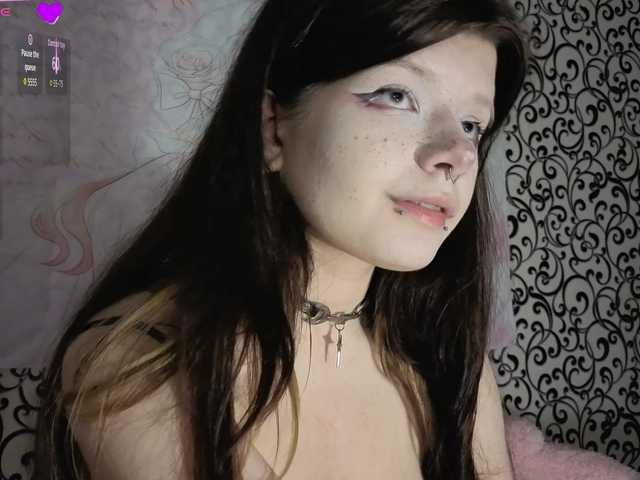 FrirenLovv live cam on BongaCams