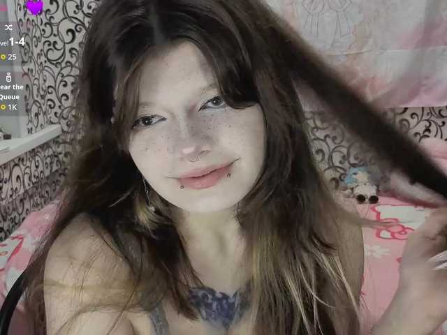 FrirenLovv live cam on BongaCams