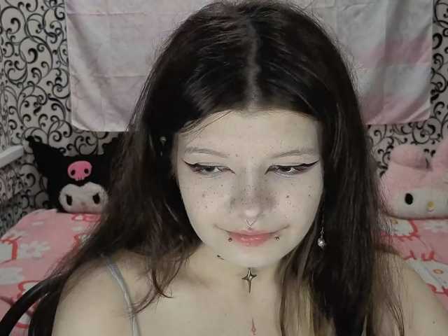 FrirenLovv live cam on BongaCams