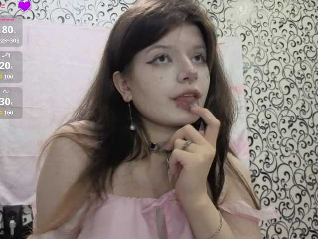 FrirenLovv live cam on BongaCams