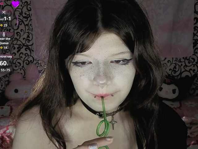 FrirenLovv live cam on BongaCams