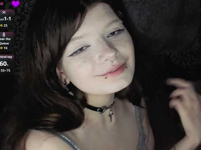 FrirenLovv live cam on BongaCams