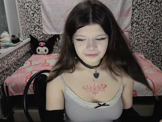 FrirenLovv live cam on BongaCams