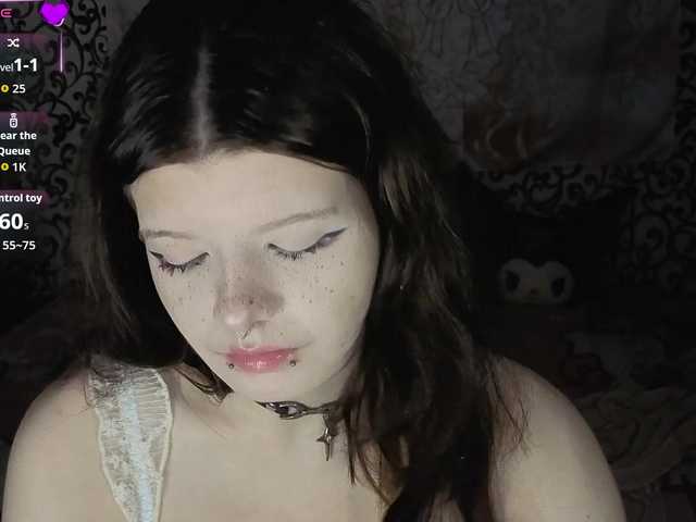 FrirenLovv live cam on BongaCams