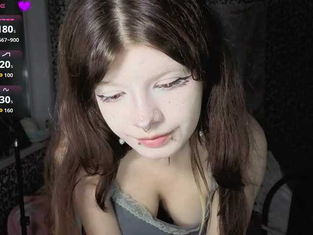 FrirenLovv live cam on BongaCams