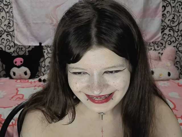 FrirenLovv live cam on BongaCams