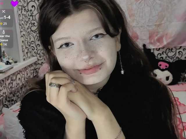 FrirenLovv live cam on BongaCams
