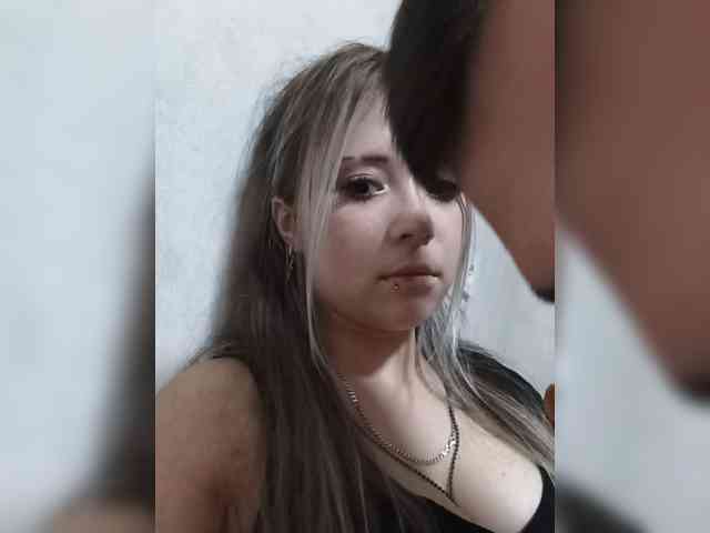 LOVELYTWINS webcam
