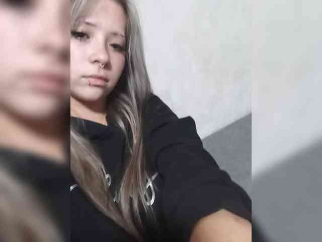Модель: LOVELYTWINS