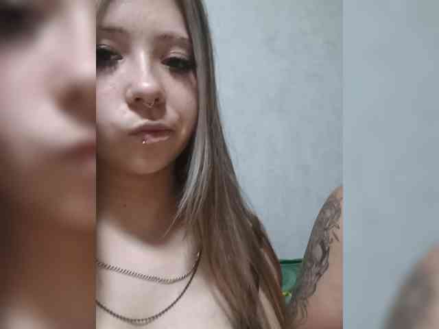 Модель: LOVELYTWINS