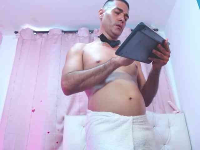 jamesfausto Live Webcam on BongaCams