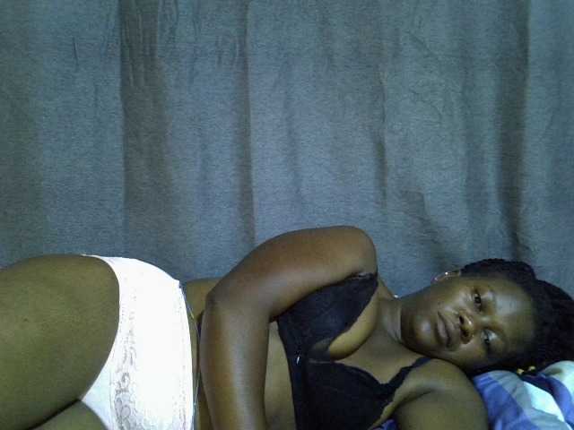 Pretty-vee live cam on BongaCams