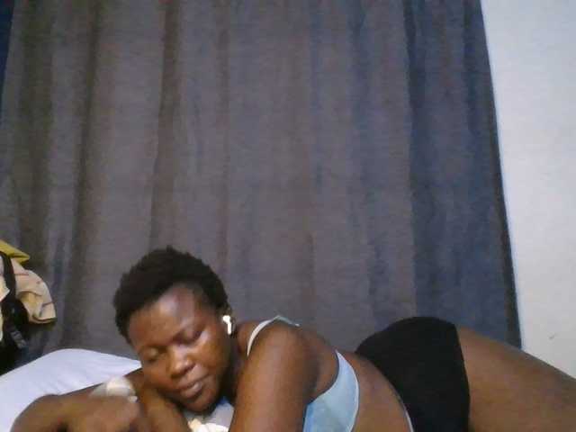 Pretty-vee live cam on BongaCams