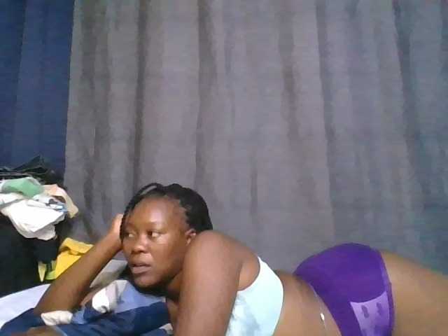 Pretty-vee live cam on BongaCams