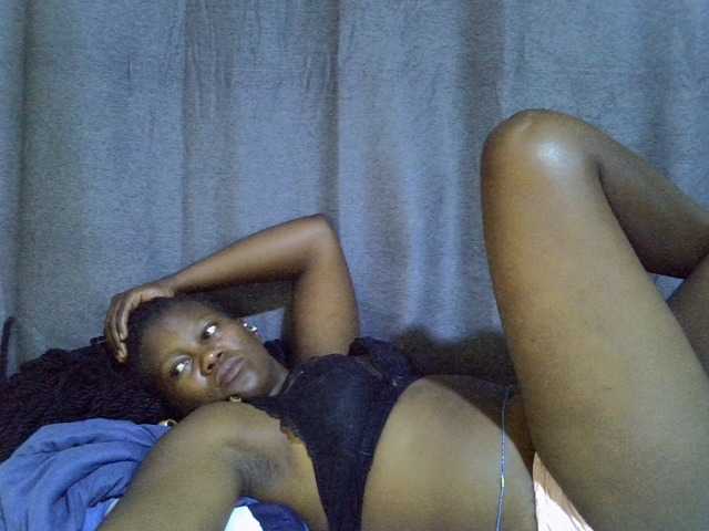 Pretty-vee live cam on BongaCams