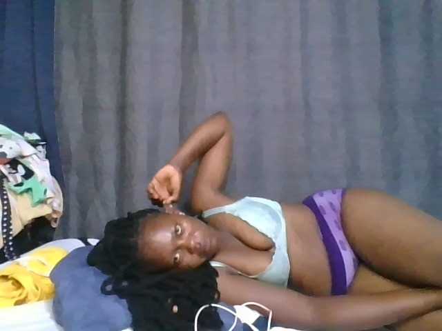 Pretty-vee live cam on BongaCams