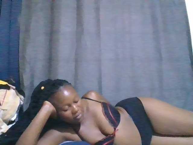 Pretty-vee live cam on BongaCams