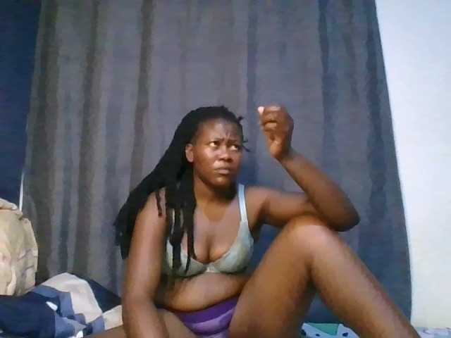 Pretty-vee live cam on BongaCams