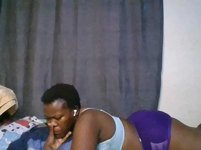 Pretty-vee live cam on BongaCams
