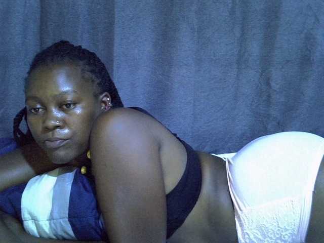 Pretty-vee live cam on BongaCams